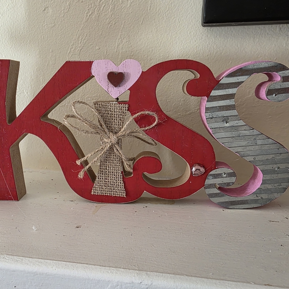 Red and Pink 'KISS' Decorative Sign with Burlap Bow